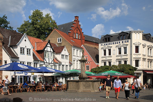 Nordermarkt Foto Flensburger Altstadt historische Häuser Cafés Neptun-Brunnen Spaziergänger