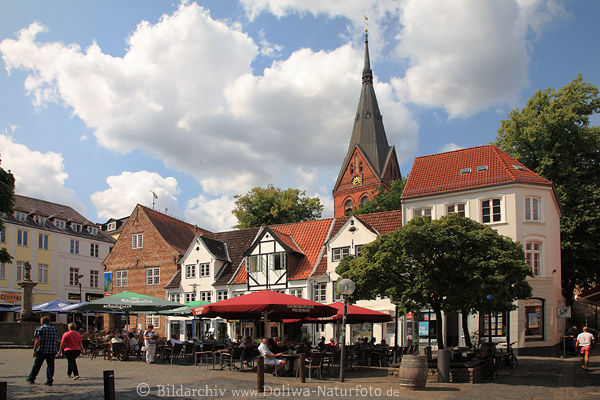 Marktplatz Flensburger Altstadt mit St.Marienkirche Turm  Häuser Café