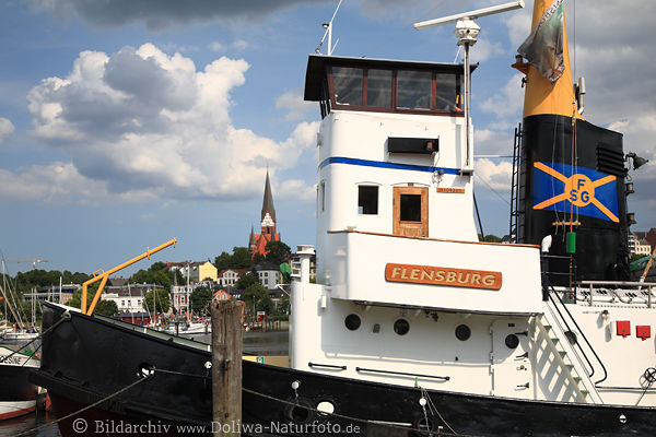 MS FLENSBURG Schlepper Schiff in Heimathafen Flensborg vor Kirche St. Jürgen unter Schönwolke