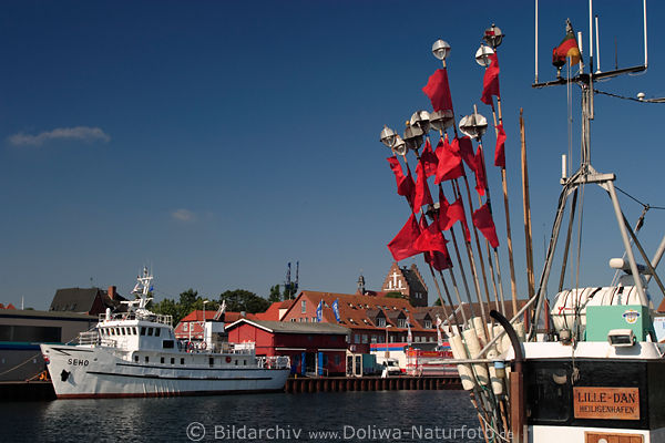 Fischkutter Lille-Dan Foto Flaggen in Heiligenhafen vor Schiff MS Seho maritimes Portbild