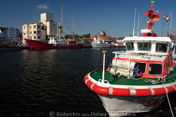 Ostseeport Heiligenhafen Schiffe SAR Rotes Kreuz vor Fehmarnbelt, Seho am Wasserufer
