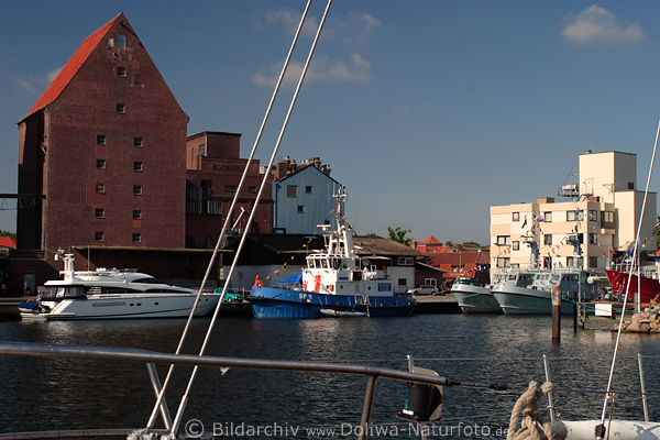 Heiligenhafen Marineschiffe Port Hafenbild Hochhäuser über Schiffsflotte mit Yacht Damond