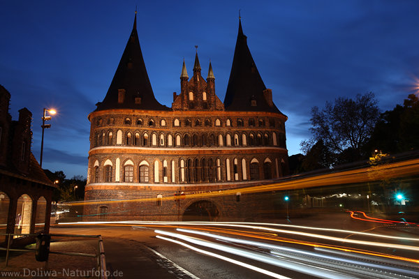 Lbeck Lichtspuren um Holstentor Nachtfoto Altstadt-Trme romantisches Straenbild