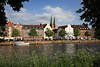 Lbeck Naturufer Untertrave Grnpflanzen am Fluss vor Altstadt mit Kirche