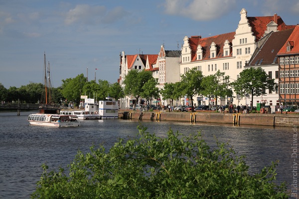 Lbeck Schiffsanleger Boote in Trave-Wasser Kanalfahrt um Altstadt Huser