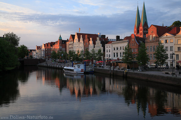 Lübecker Altstadt Uferpromenade Foto Häuser Trave-Wasserspiegelung in Abendlicht