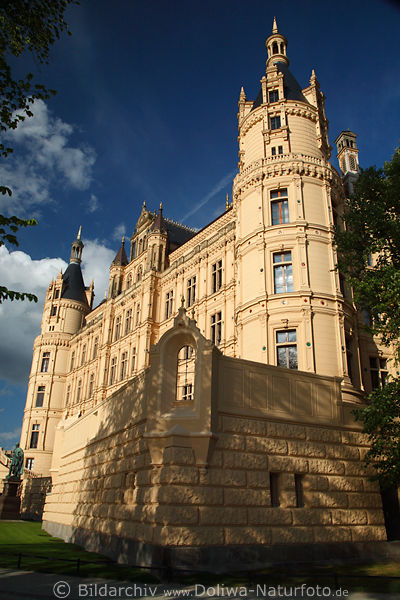 Hochburg Schloss Schwerin Gelbfarben Mauerfassade