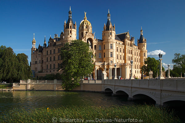 Schloss Schwerin in Burgsee Wasserlandschaft Naturfoto Inselbrcke-Bild