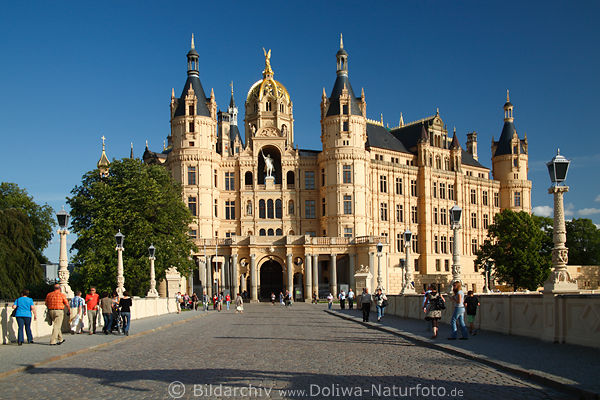 Schloss Schwerin Frontfassade mit Niklotstatue Bild von Inselbrcke