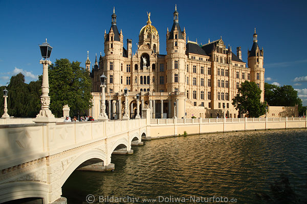 Schloss Schwerin Palast Bilder Wasser-Inselbrcke in Abendlicht Romantik Herzogsitz