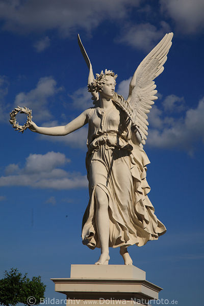 Viktoria Statue am Blauhimmel Schloss Schwerin Skulptur Denkmal