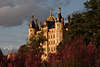 Märchenschloss Schwerin romantisches Stimmungsbild in Goldfarben Abendlicht