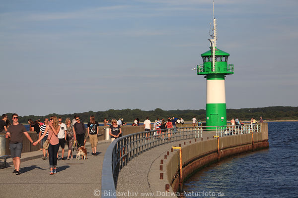 MolenbakeTravemnde Leuchtturm Mole-Besucher Paare Ostsee Spaziergang am Meer