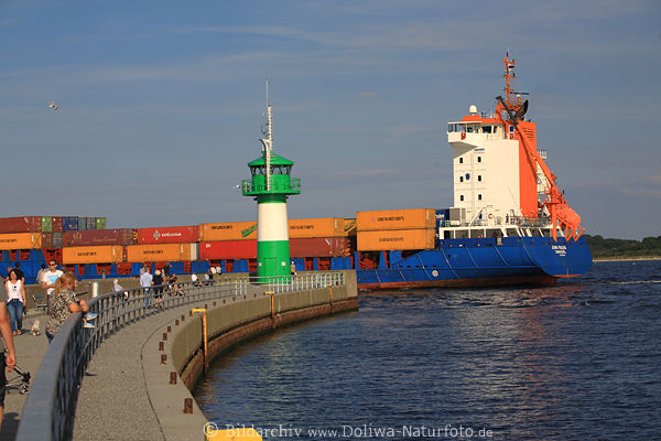 MoleLeuchtturm Travemnde Schiff mit Container Ostsee-Ausfahrt Foto mit Besucher am Meer
