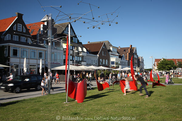 Travemnde Promenade Vorderreihe Grnwiese Spielplatz Foto Huser Panorama Landschaft am Hafen