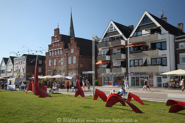 Travemnde Vorderreihe Huser Panorama Architektur Grnwiese rote Kunstobjekte an Promenade