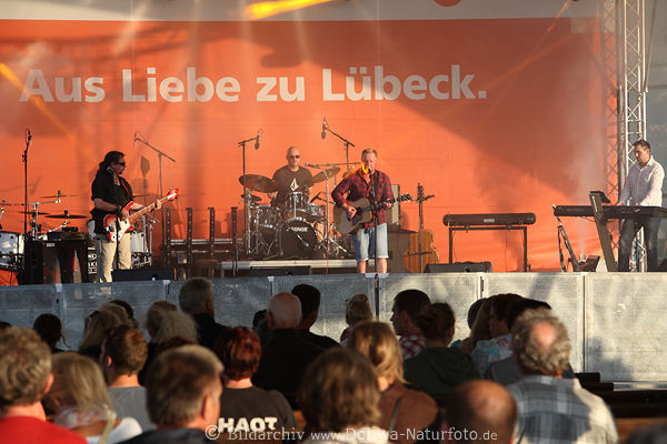 Musiker auf Konzertbhne Travemnderwoche Foto Livemusik in Parkzelt Besucher Ostsee Hafenfest