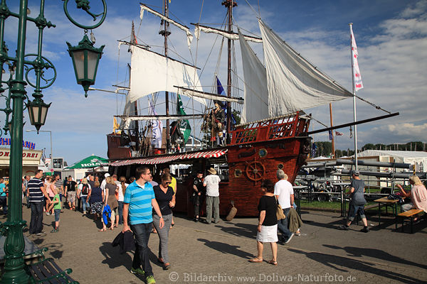 Piratenschiff Bootscaf unter Segeln Foto Travemnderwoche Besucher maritime Landschaft Ostsee Uferpromenade