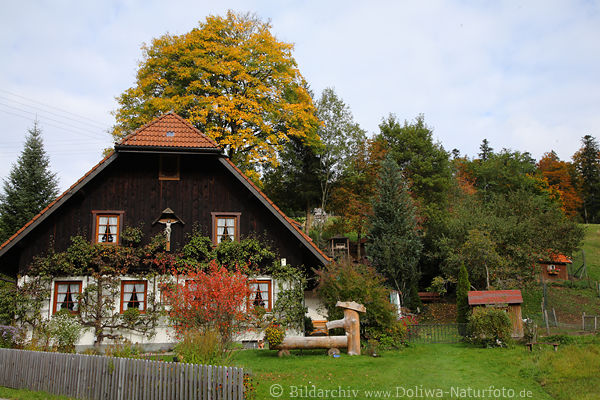 Landhaus mit Holzzaun am Pfistelwald Herbstidylle Foto in Schwarzwald Bergland