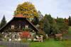 Landhaus mit Holzzaun am Pfistelwald Herbstidylle Foto in Schwarzwald Bergland