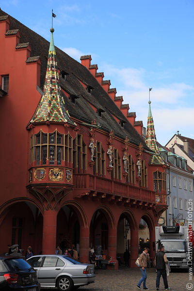 Freiburg historisches Kaufhaus in Rot Münsterplatz Architektur Foto
