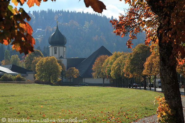 Hinterzarten Herbstlandschaft Kirche Grnwiese am Schwarzwald Berg