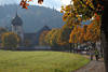 Hinterzarten Kirche Baumallee Spazierpaar in Herbst-Landschaft Foto unter Berg in Schwarzwald