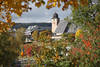Schluchsee Kirche Häuser durch Herbstblätter Landschaft Schwarzwald Ferienort
