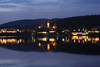 Nachtpanorama Titisee Nachtlichter Foto Spiegelung in Wasserlandschaft Dämmerung