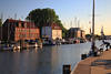 Glückstadt Hafen Wasserkanal Landschaft Foto Boote am Kai Häuserzeile in Sonnenschein