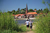 Lauenburg grüner Elbufer Besucher Foto Paar staunen vor Altstadt Häuser Kirche über Wasser