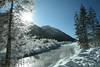 Winterflussbett Schneeufer Naturzauber am Wasser Eis Rauhreif Winterstarre Landschaftsbild