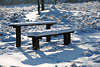 Schneebank Winterbild in Sonnenschein Naturlandschaft verschneite Wanderbänke