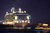 Freedom-of-the-Seas in Hamburg auf Elbe Cruise Days Kreuzfahrtschiff Nachtfoto Blaulichter