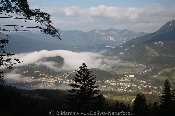 Alpenstadt Berchtesgaden Markttal in Nebelschwaden Naturfoto am Fue der Berge