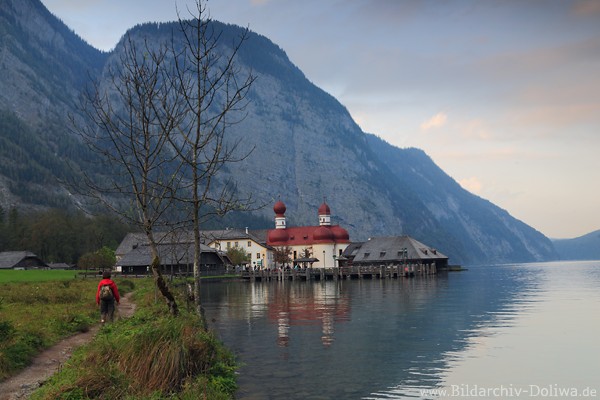 Sankt Bartholom Uferpfad Wanderweg am Wasser Knigssee Berglandschaft