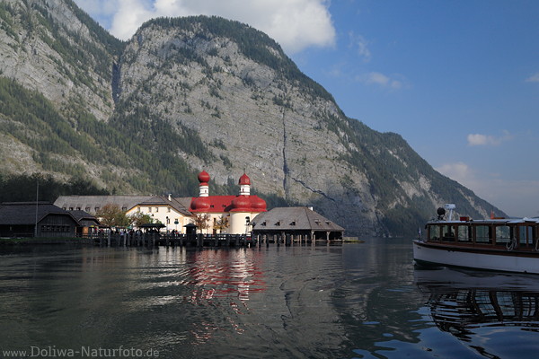 Schiff in Fahrt zur Sankt Bartholom Foto in Wasser von Knigssee unter Bergfelsen