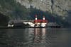 Wasserblick auf Sankt Bartholom unter Bergfelsen in Knigssee Naturfoto vom Schiff Reisebild