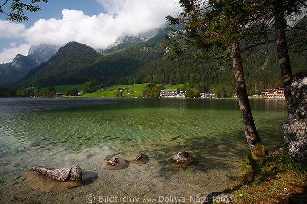 Hintersee Wasserpanorama grne Berglandschaft Ufersteine Naturfoto
