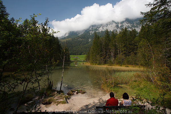 Hintersee Zauberwald Naturidylle auf Bank Paar in  ruhigen Seelandschaft