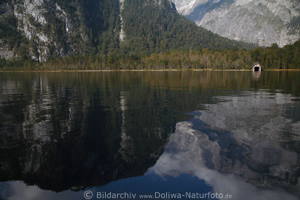 Knigssee Uferfelsen Holzhtte am Wasser unter Bergwand