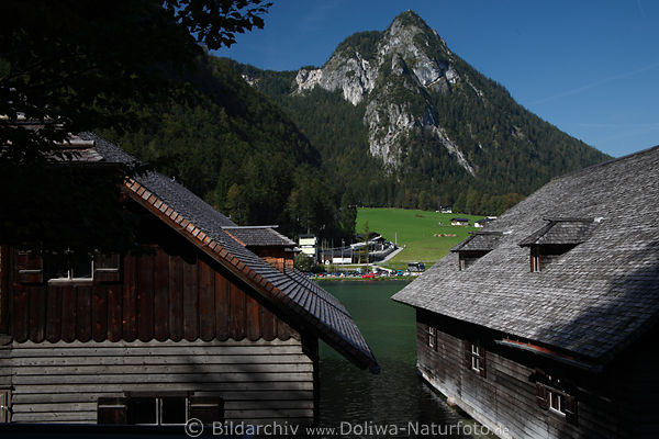 Grnstein Berg ber Knigssee Wiese Hafen Bootshuser im Wasser