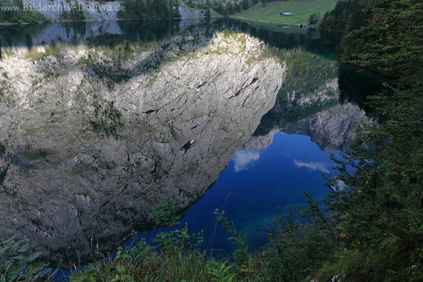 Obersee Berge Felswnde Spiegelung im stillen tiefen Bergseewasser