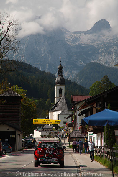 Bergdorf Ramsau Strasse Auto Touristen Kirche Alpen-Bergsicht