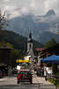914085_Alpendorf Ramsau Strassenbild Auto Touristen Kirche Ferienorf Natur Bergsicht