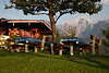 914406_Bergeblick Gartenwiese unter Baum in Schnau Gstehaus Kohlhiasl-Hh