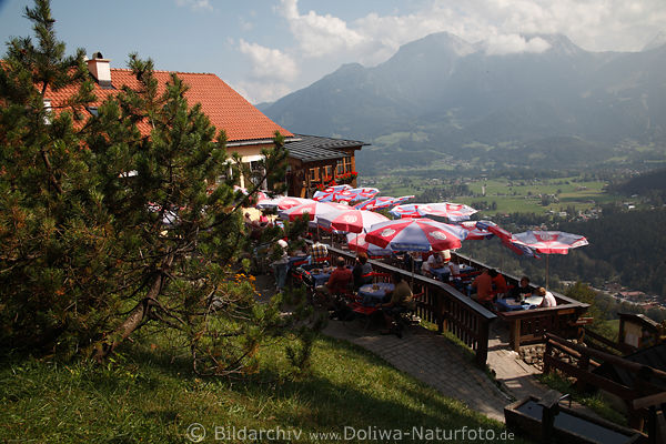 Berggasthof Sldenkpfl Caf Terrasse bunte Sonnenschirme Wanderer Naturidylle