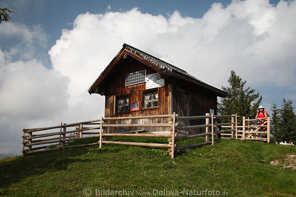 Bezoldhtte auf Toter Mann Berg in 1391m Hhe Wanderin am Holzzaun