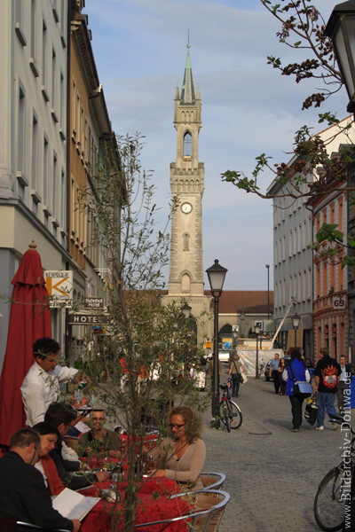 Bahnhof Konstanz Hochturm mit Uhr Hotel Straencafe