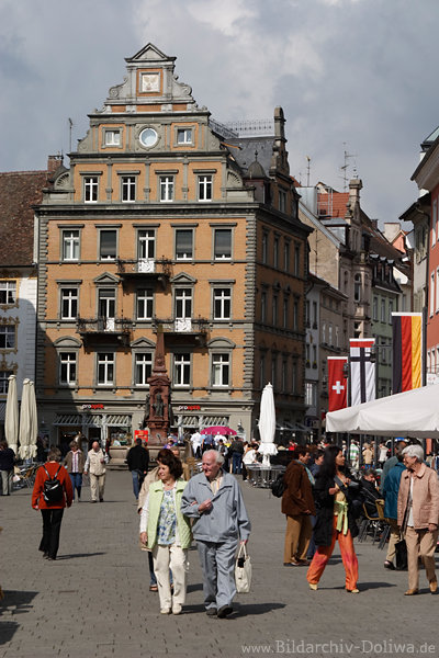 Konstanz Marktbummel spazierende Senioren Altstadtstrasse Urlauberpaare